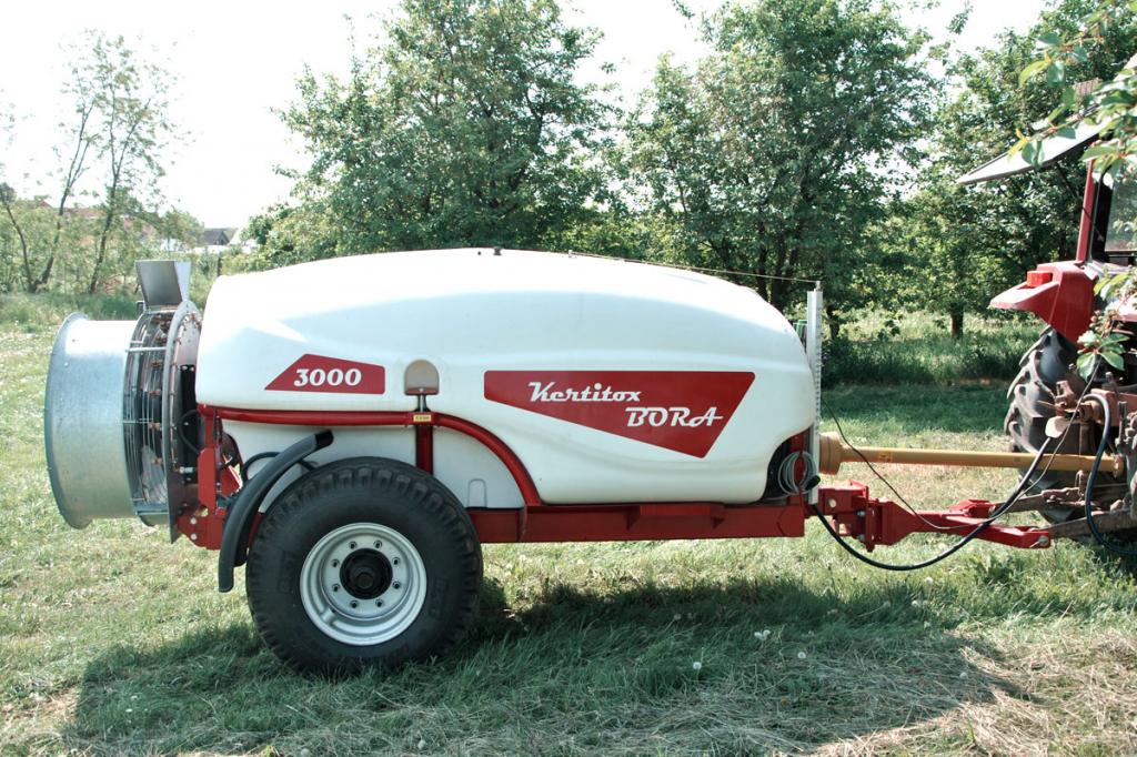 KERTITOX Bora 2000 literes vontatott gyümölcsös Axiálventillátoros permetezőgép az EAgro Kft-től.